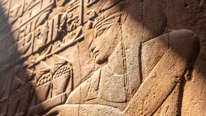 Primo piano incisioni pareti tempio di Luxor egitto