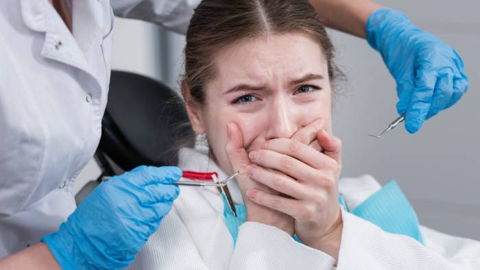 Donna spaventata dal dentista 