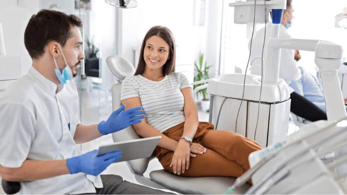Dentist communicating with patients alt