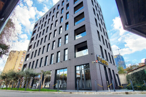 Facciata dell'hotel 4 stelle nel centro di Tirana
