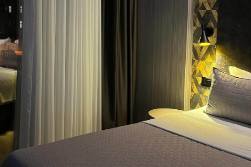 Camera dell'hotel con letto e tende