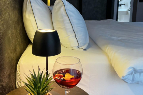 Camera dell'hotel con letto e cuscini