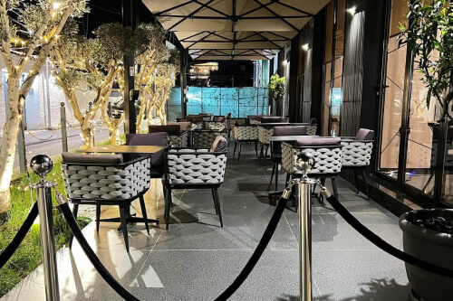 Terrazza dell'hotel con tavoli e poltroncine