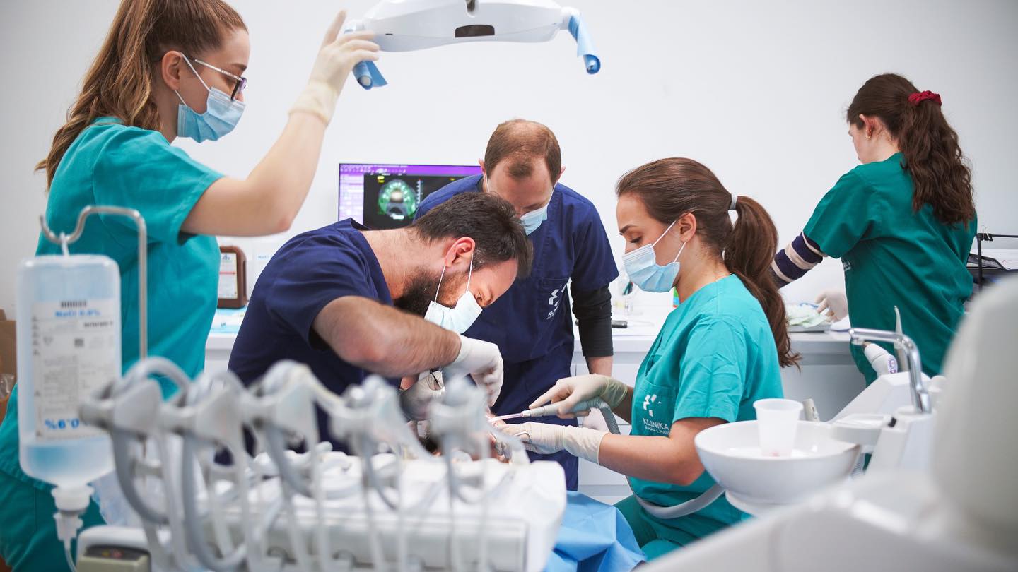 Chirurgia orale e trattamenti preparatori per impianti dentali