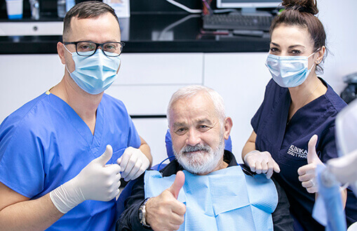 Dentista in Albania durante un trattamento dentale a Tirana