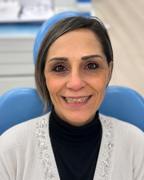 Denti del paziente prima della procedura con impianti dentali